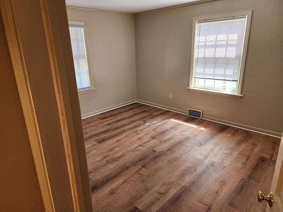 5th image of 306 White House Ln