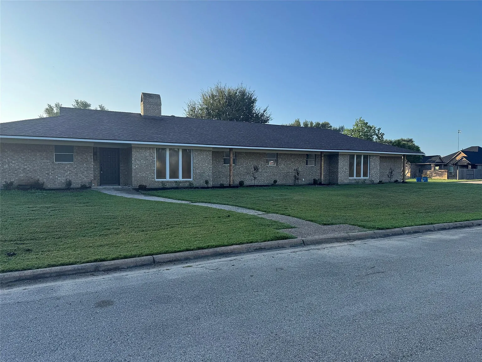4 bed, 3.0 bath, 2810 sqft, $3,250 — Photo 4