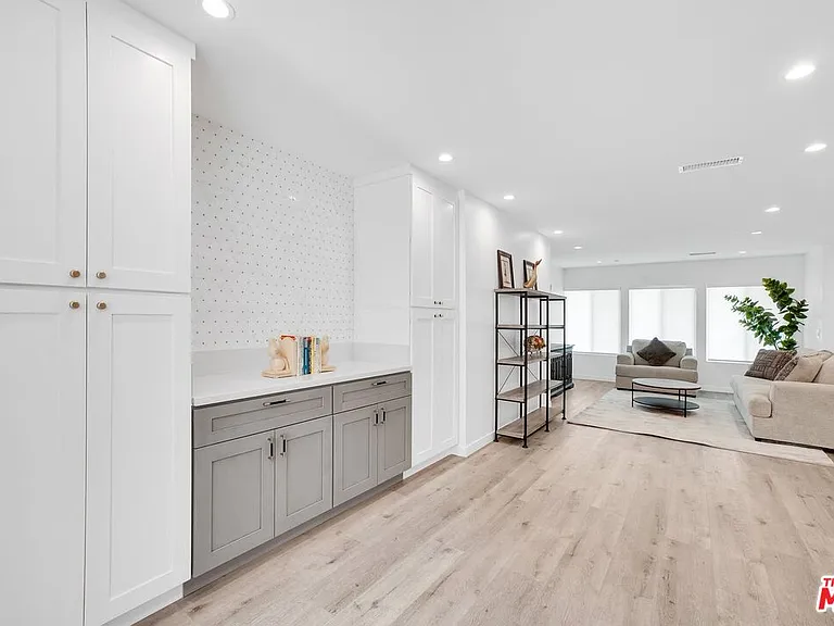 14642 Runnymede St — Photo 39