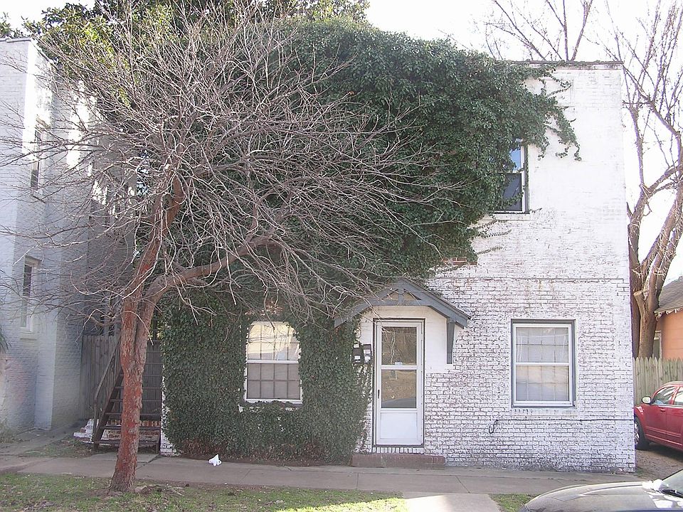 Front of building. Available unit is on bottom left.