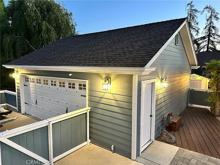 604 Village Ct — Photo 40