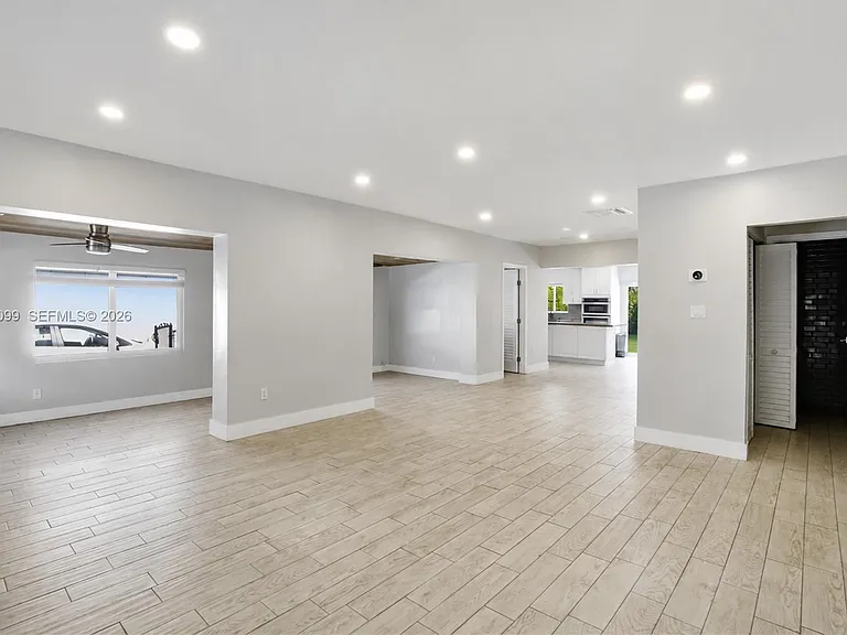 6511 SW 44th St — Photo 3
