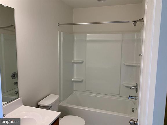 3rd image of 122 Metcalf Ln