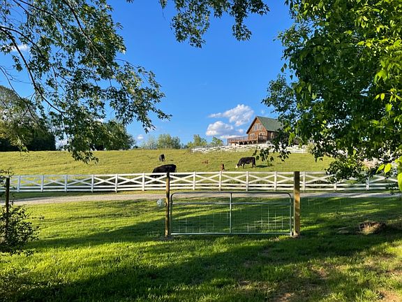 field behind the back yard which allows for extra privacy