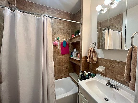 5th image of 515 E 6th St APT A3
