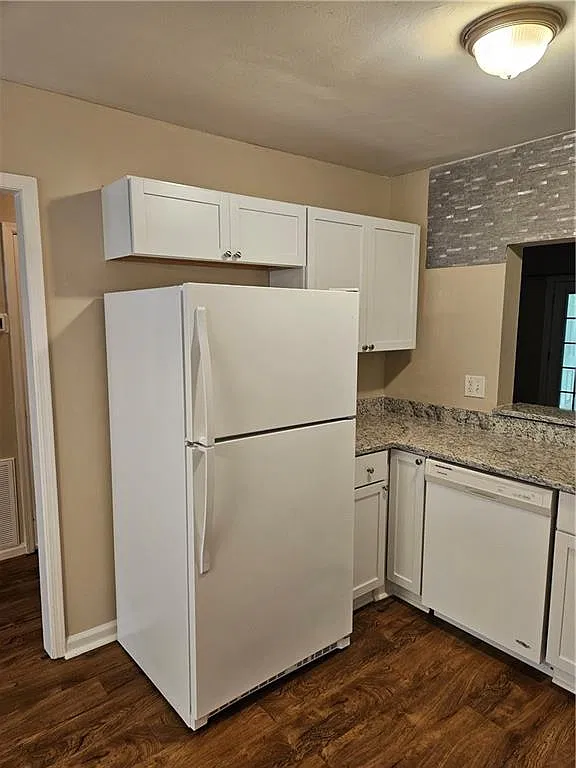 1225 Oakplace Dr SW — Photo 4