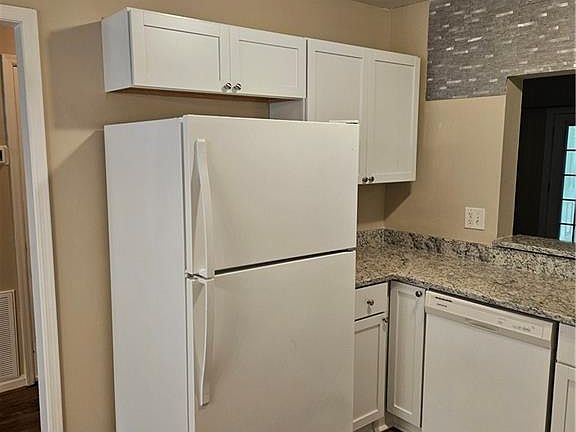 4th image of 1225 Oakplace Dr SW