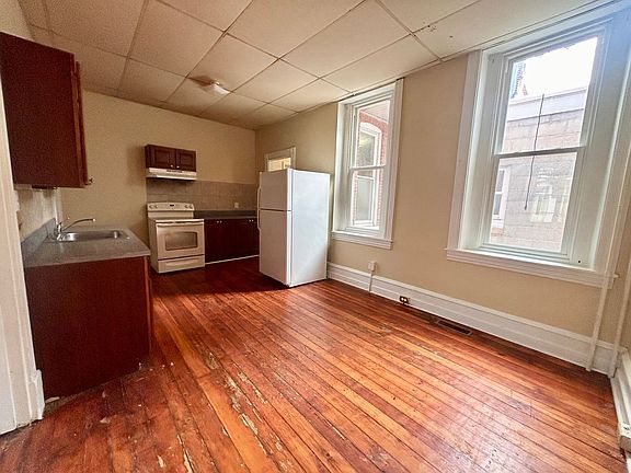 3rd image of 560 Manor St