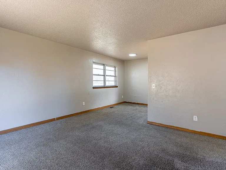1421 Shalimar Dr — Photo 3
