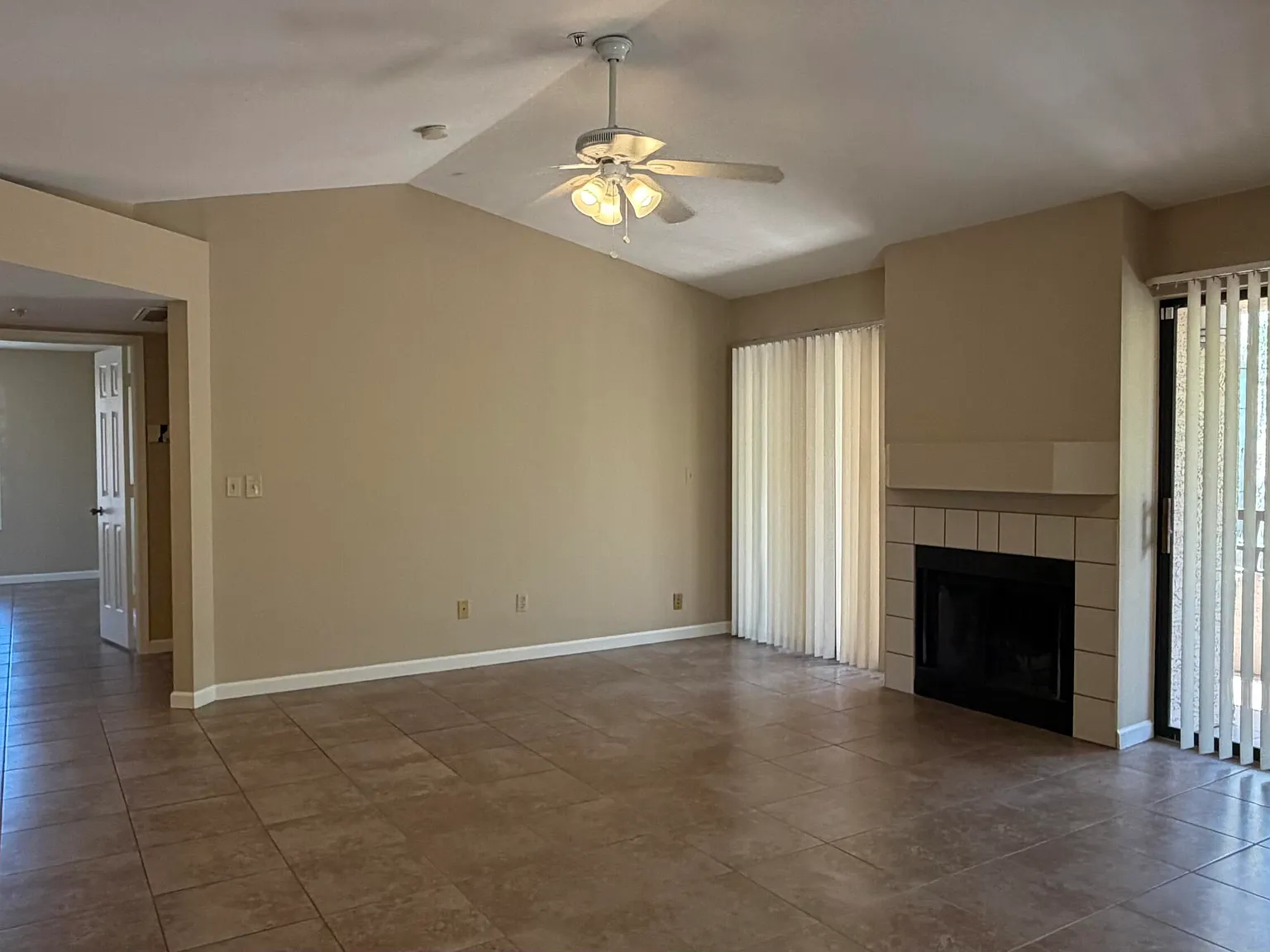 3 bed, 2.0 bath, 1318 sqft, $2,190 — Photo 4