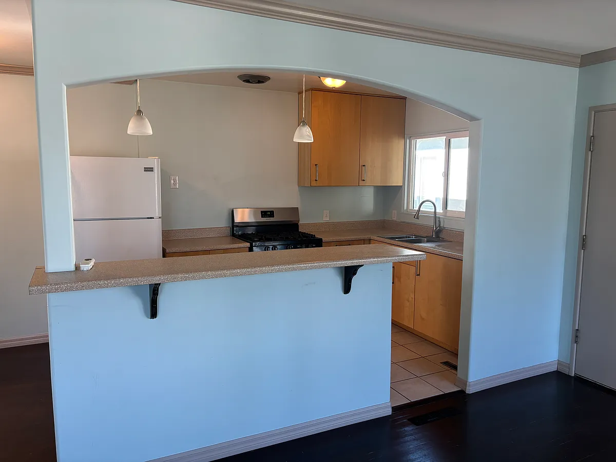 Building Photo - 921 F Ave #3