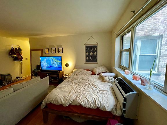 5th image of 521 W Briar Pl #305