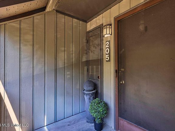 2nd image of 205 Lanai Vlg