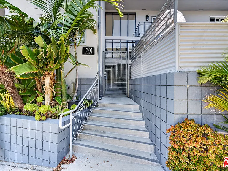 1301 N Flores St #4 — Photo 4