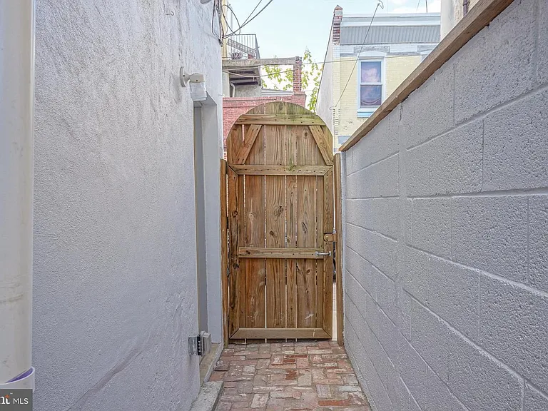 1525 Tasker St #1R — Photo 4
