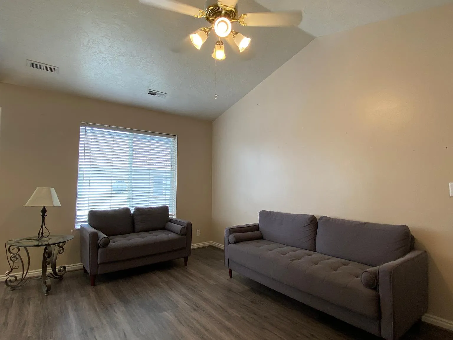2 bed, 880 sqft, $585 — Photo 2