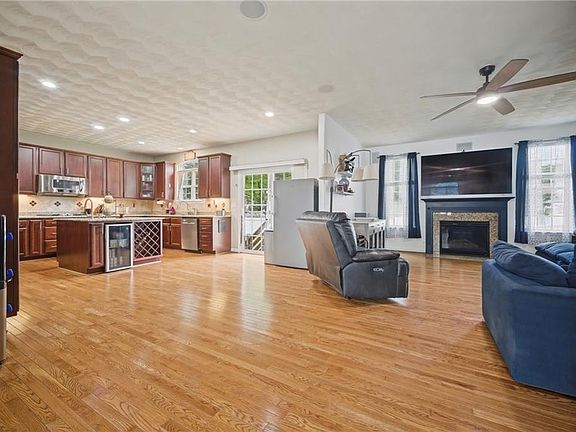 5th image of 237 Castleberry Dr