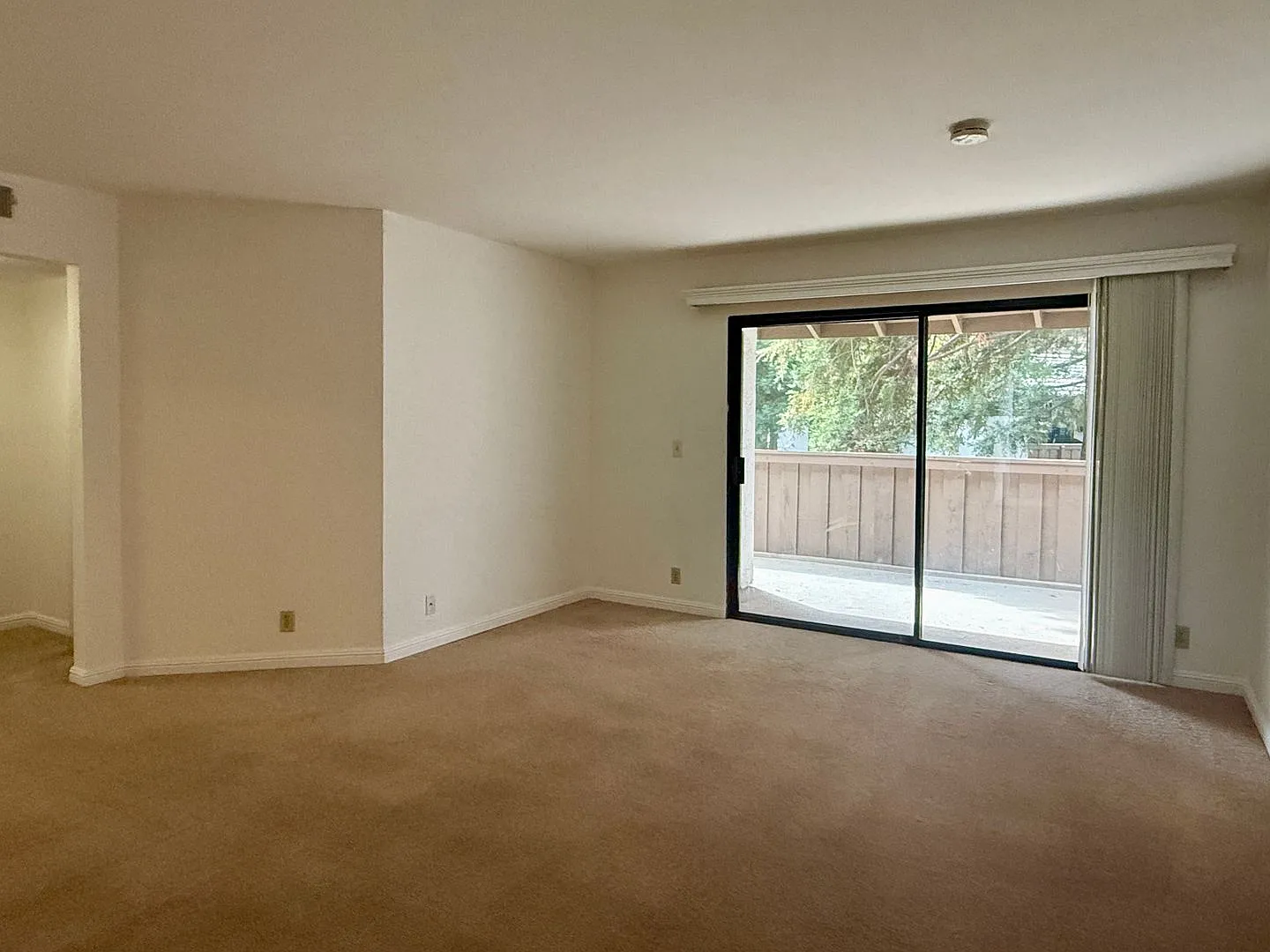 Clean & Spacious 2 Bedroom 1 Bath Upstairs Santa Clara Condo in Park-Like Community — Photo 3