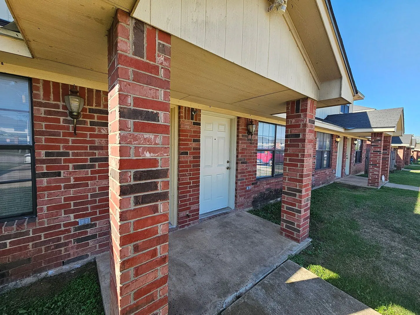 1006 Lansberry Ct — Photo 2