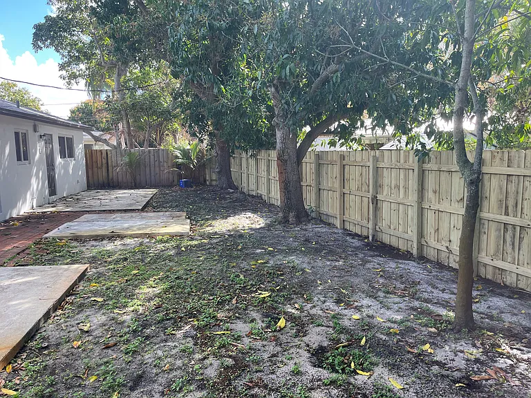 192 SE 27th Ct — Photo 31