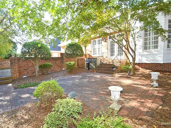 Private backyard w/custom patio