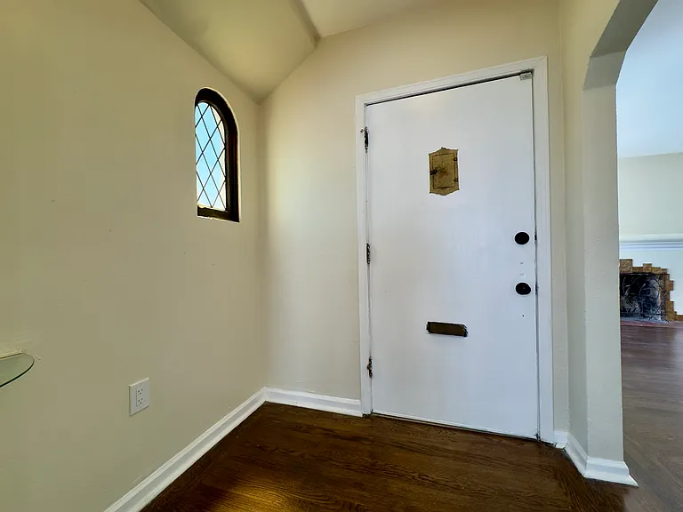 1833 108th Ave — Photo 3