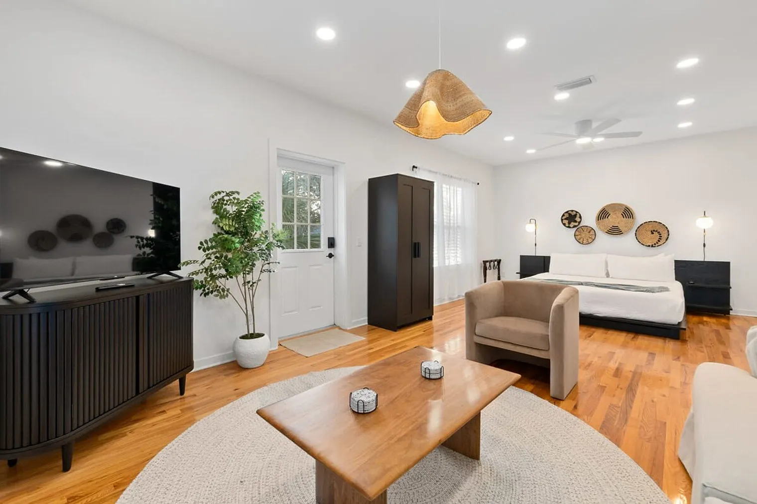 1 bed, 1.0 bath, 592 sqft, $4,113 — Photo 4