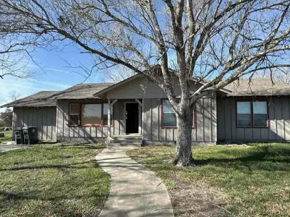 7742 Fm 443, Shiner, TX 77984