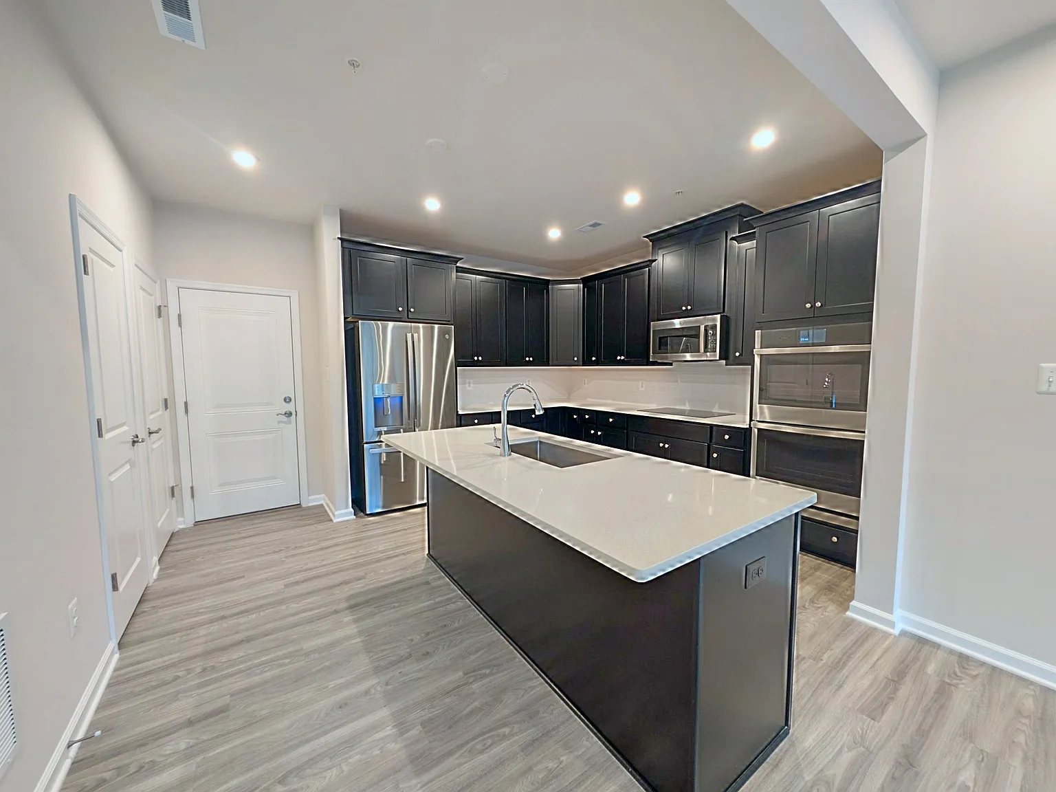 3 bed, 2.5 bath, 1573 sqft, $3,400 — Photo 4