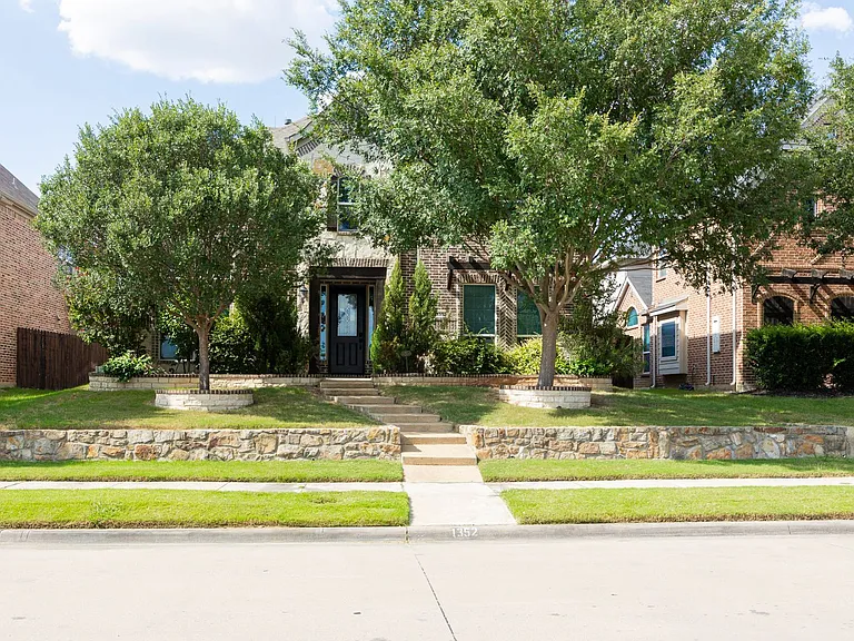 1352 Bentgrass Dr — Photo 1