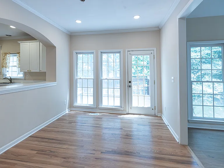 1649 Crittenden Ln — Photo 10