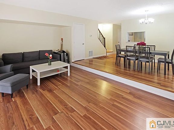 3rd image of 527 Norwich Ct #2527