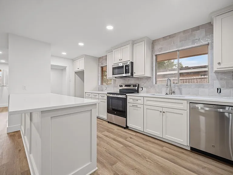 445 Montclair Dr — Photo 4