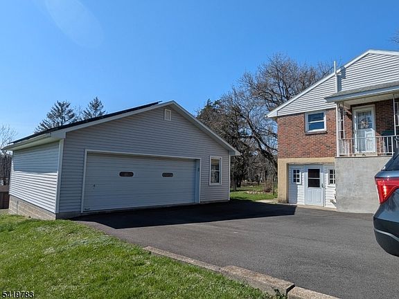 3rd image of 831 Uniontown Rd