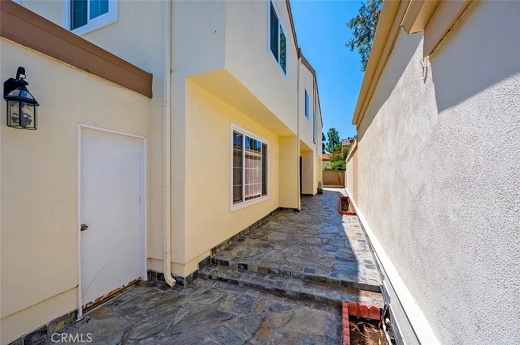 4 bed, 2.5 bath, 2380 sqft, $6,200 — Photo 4