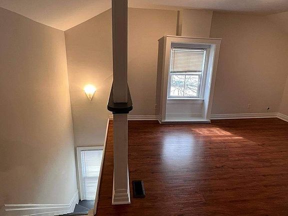2nd image of 61 Wellington St E
