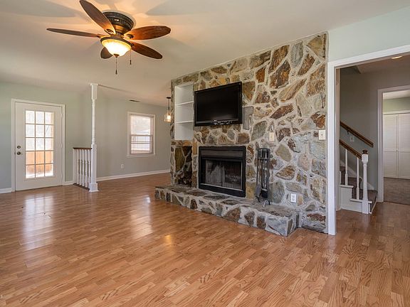 3rd image of 804 Cheryl Ln