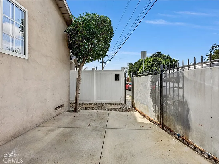 12624 S Mona Blvd — Photo 11