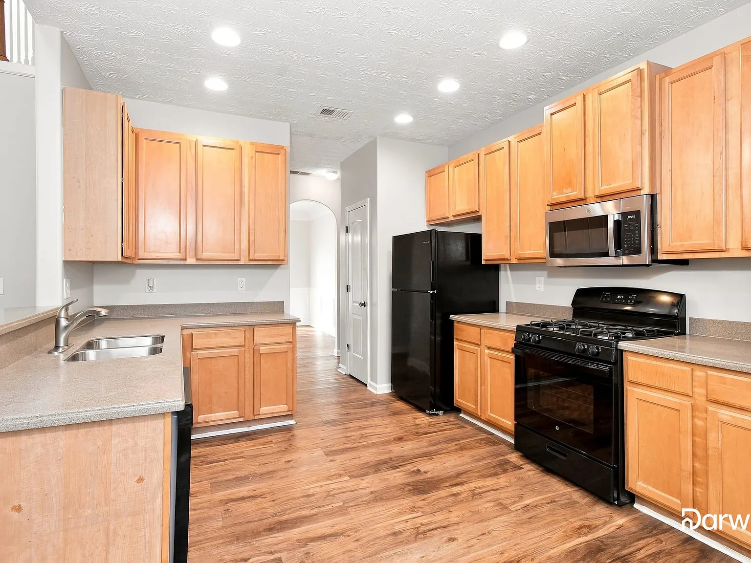 4 bed, 2.5 bath, 2204 sqft, $2,250 — Photo 2