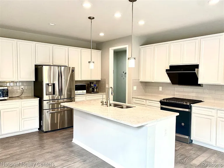 2835 Dillon Dr — Photo 7