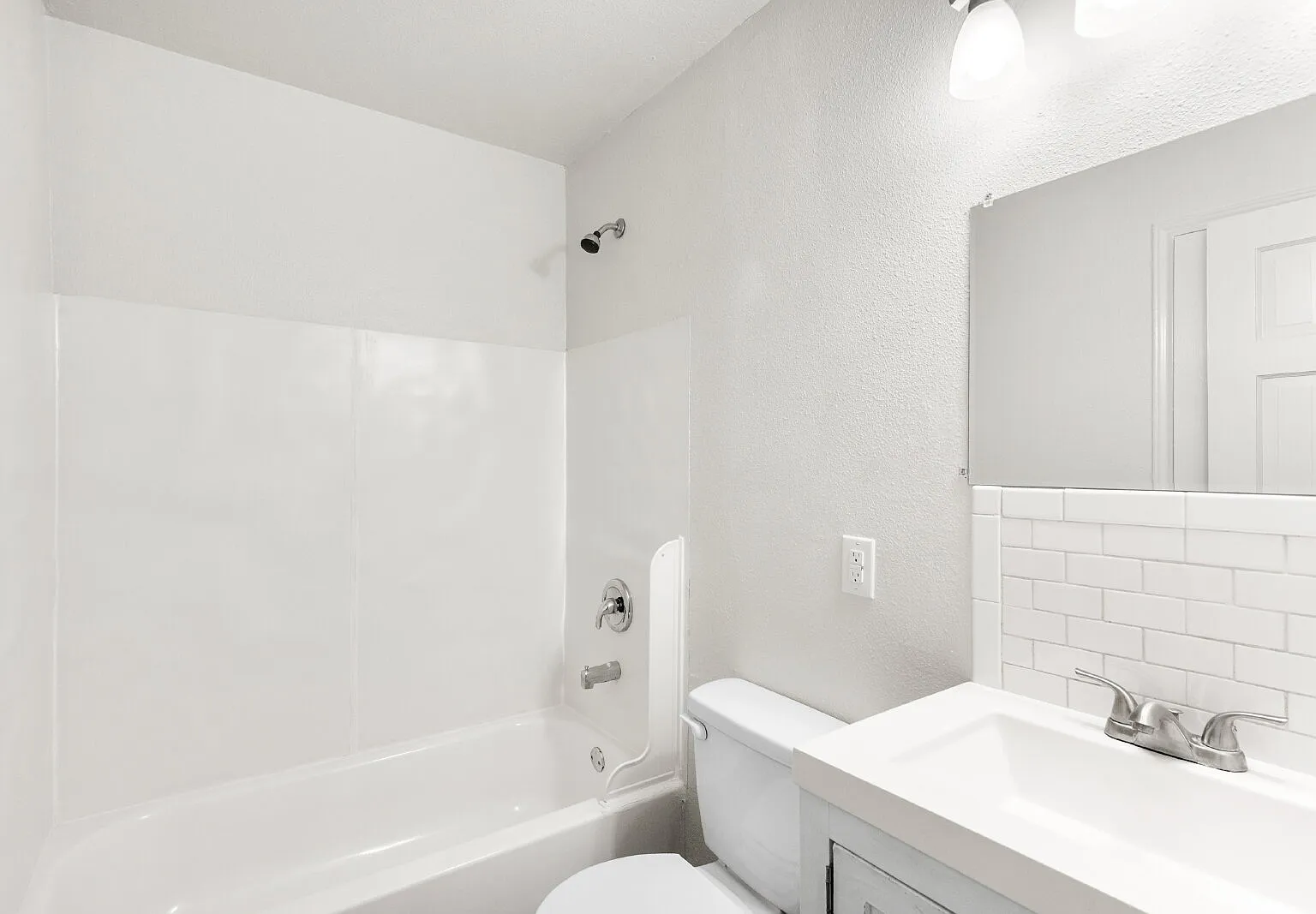 3 bed, 1.0 bath, 1008 sqft, $1,600 — Photo 2