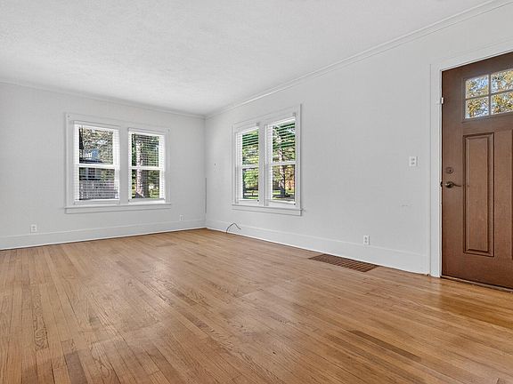 3rd image of 616 Pinehurst Blvd