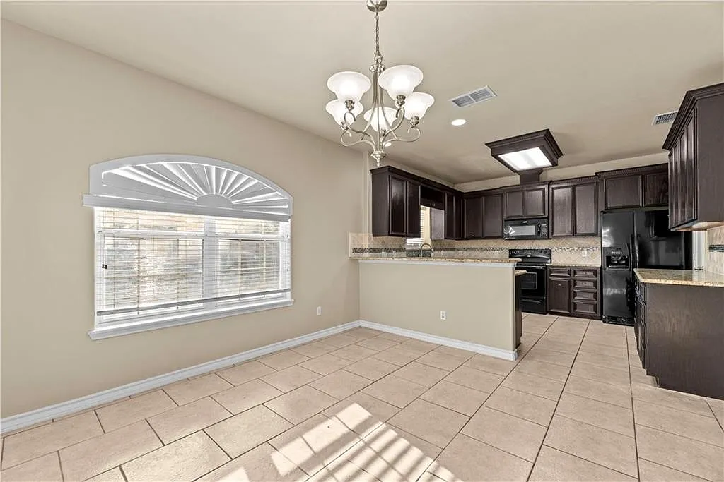 4 bed, 3.5 bath, 2279 sqft, $2,600 — Photo 4