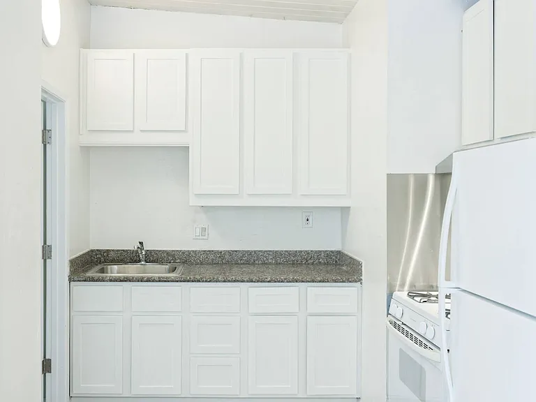 740 27th St #5 — Photo 7