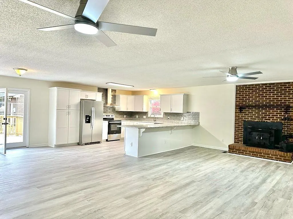 3 bed, 1885 sqft, $2,200 — Photo 3