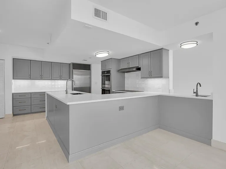 529 S Flagler Dr #14H — Photo 2