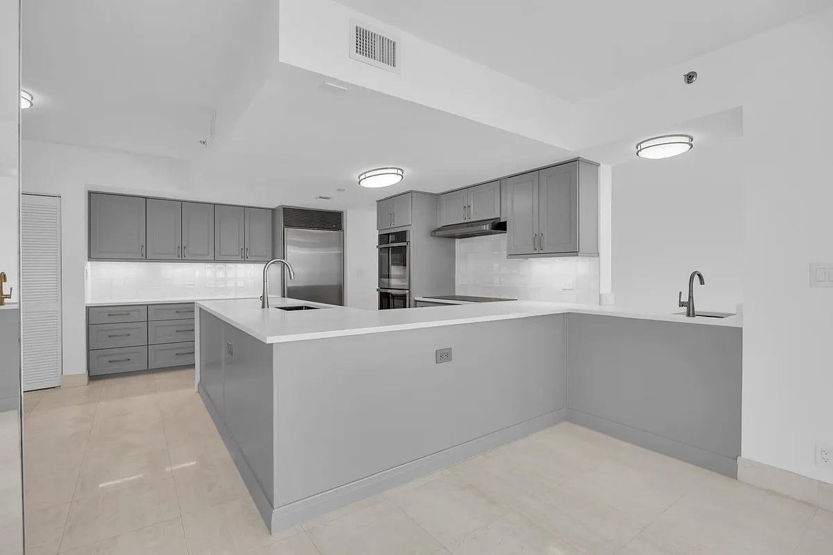 Building Photo - 529 S Flagler Dr #14H