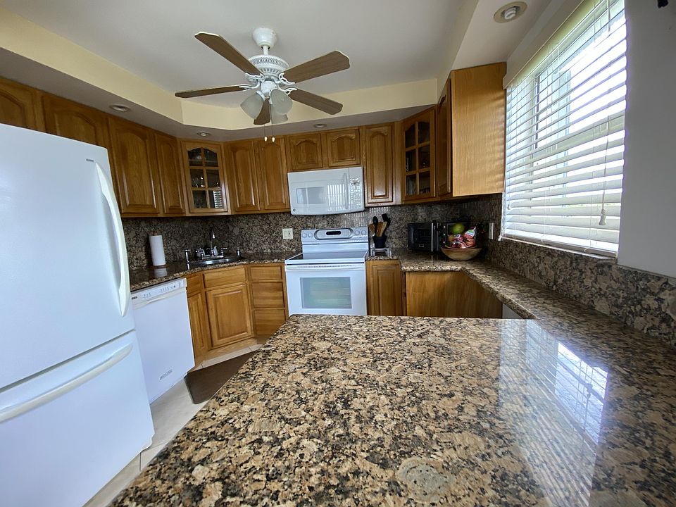 1st image of 414 Greenbrier Cir
