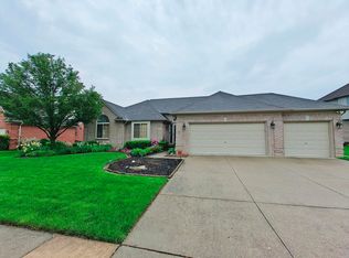 48522 Pin Oak Dr, Macomb, MI 48044