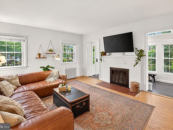 3rd image of 301 Pinewood Ave